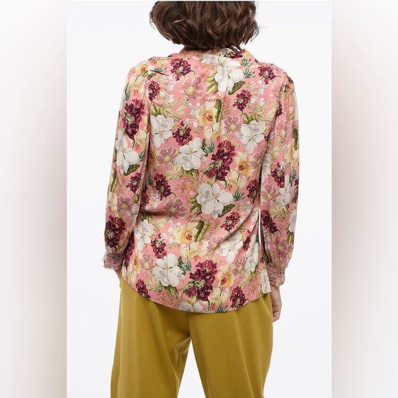 Alice + Olivia Floral-Printed Blouse with Jewel Buttons (size M) - Picture 4 of 13